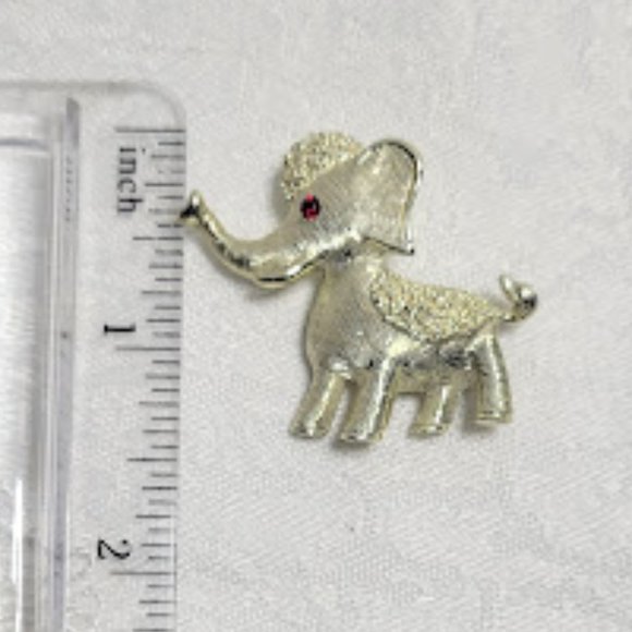VINTAGE SILVER COLOR ELEPHANT BROOCH WITH RED RHINESTONE EYE - Picture 2 of 4